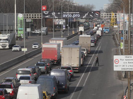 Люди почали масово повертатися до Києва: потік авто зріс у 5 разів