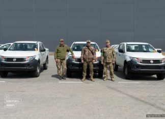 Одразу 14 новеньких пікапів передані волонтерами до ЗСУ