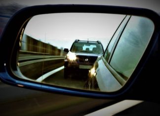 Чи варто поступатися дорогою, якщо машина ззаду моргає дальнім світлом фар