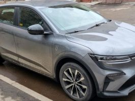 На парковці сфотографували електричний кросовер Renault Megane