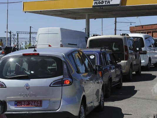 В Україні поступово пропадають черги на АЗС.