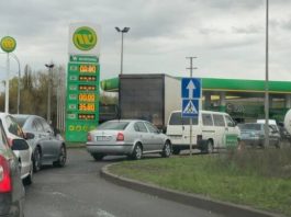 Новий “бізнес” у чергах на АЗС: для водіїв з’явилася незвичайна послуга
