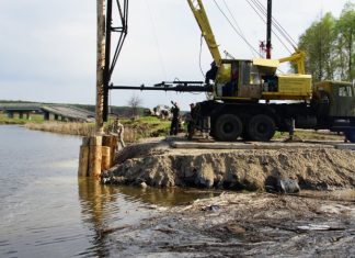На Київщині розпочалося зведення ще одного тимчасового мосту (фото)