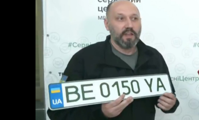 Через російську військову символіку українці змінюють номерні знаки