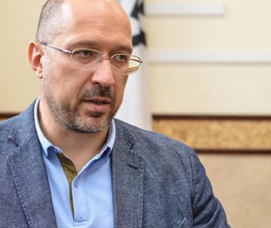 Шмигаль пообіцяв карати «мародерів на пальному» за законами воєнного часу