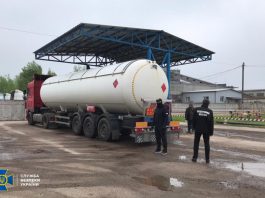 На кордоні бензовози пропускають без черги