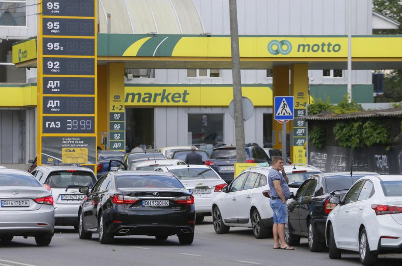 Бензину обмаль, а ціни застигли: яка ситуація з паливом в Україні