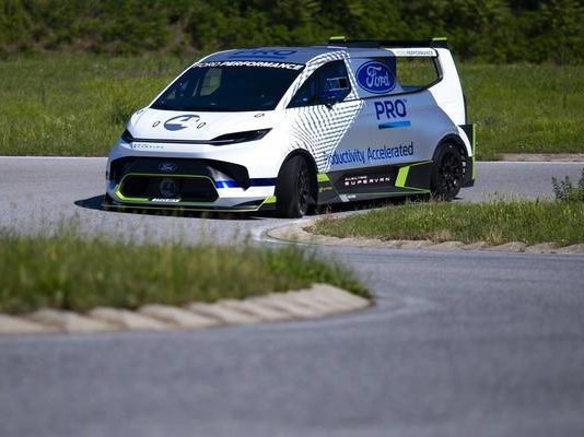 Ford показав новий електро Transit на 2000 к.с. – подробиці