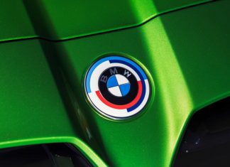 BMW показала новый логотип