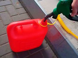 Експерти розповіли чому не можна заливати паливо у пластикові тари