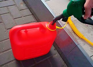 Експерти розповіли чому не можна заливати паливо у пластикові тари