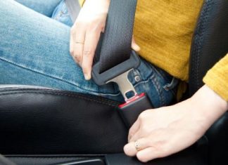 Для випуску Lada Niva в росії не вистачає навіть ременів безпеки