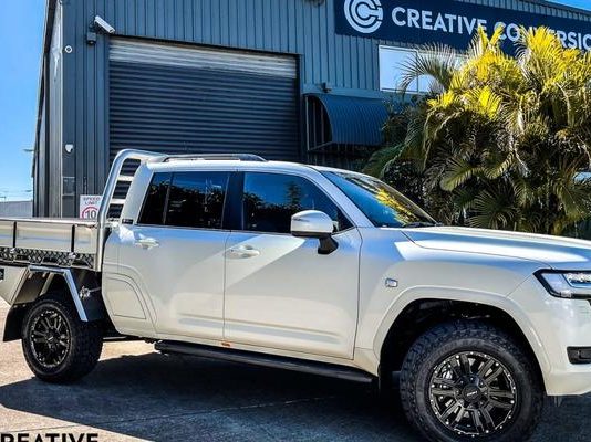 Toyota LC 300 за 3 мільйони перетворили на пікап та кабріолет