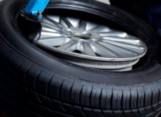 Водіям розповіли, як можна заощадити на бензині: вся річ у «гумі»
