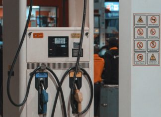 Зросли ціни на бензин. Яка вартість палива в Україні після зростання курсу валют