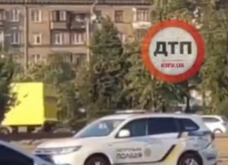 На Дарницькій площі не розминулися два автомобілі поліції – відео