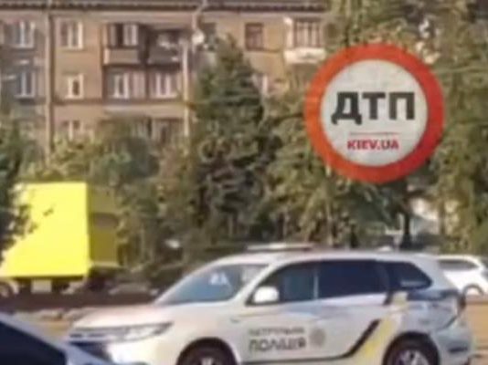 На Дарницькій площі не розминулися два автомобілі поліції – відео