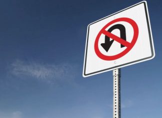 Водіям нагадали, де не можна здійснювати розворот