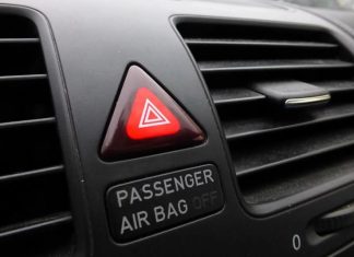 У яких випадках вмикається «аварійка»: 8 випадків