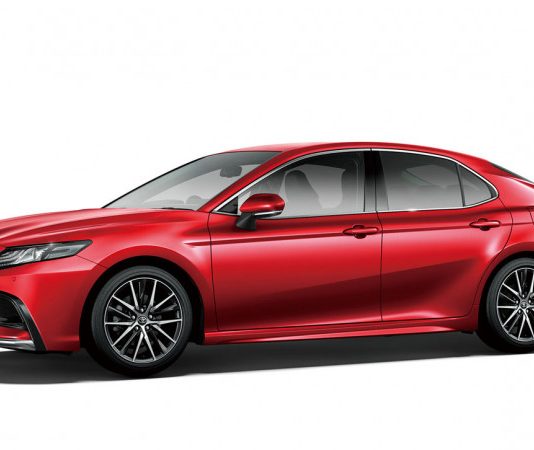 Компанія Toyota оновила седани Camry та Altis