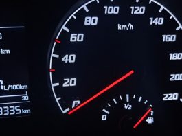 Експерт розповів, як спідометри автомобілів завищують швидкісні показники