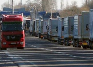 У черзі на кордоні України й Польщі вже менше тисячі вантажівок – посол