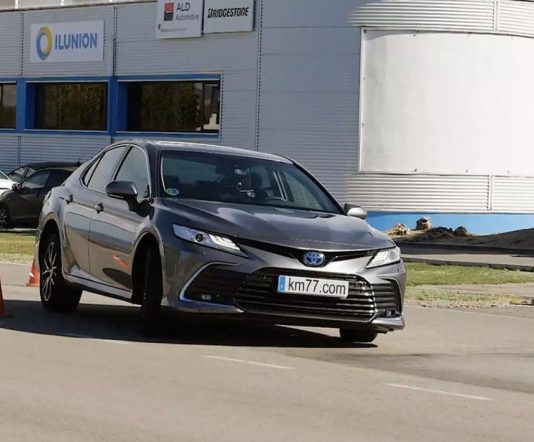 Гібридна Toyota Camry пройшла тест на лося