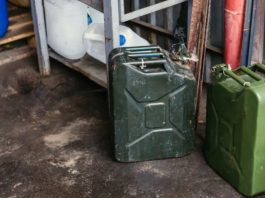 Українцям порадили запастися пальним