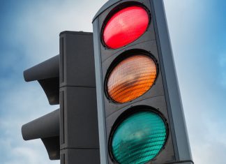 На світлофорі одночасно загорілися всі сигнали: як діяти водієві