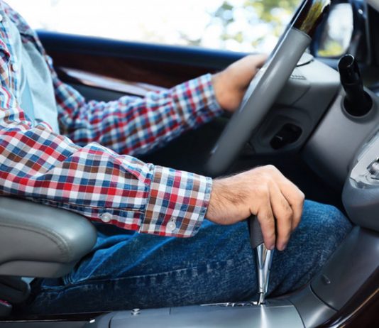 Досвідчені водії розповіли, як заощадити бензин у автомобілі під час поїздки