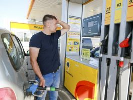 Чому в одних машин бензобак ліворуч, а в інших справа?