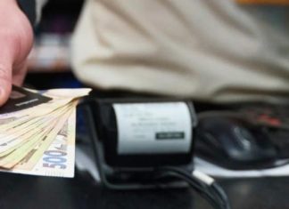 Чи можуть АЗС вимагати від клієнтів “готівку” при працюючих терміналах