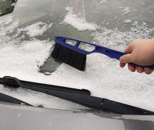 Автоексперт дав кілька порад, як позбавити автомобіль від зледеніння