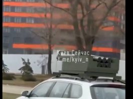 У Києві помітили унікальне авто з конструкцію у вигляді HIMARS