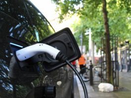 Електромобілі виявилися надто дорогими для автолюбителів