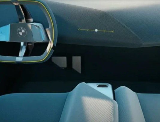 BMW показала концепт із найбільшим проекційним дисплеєм