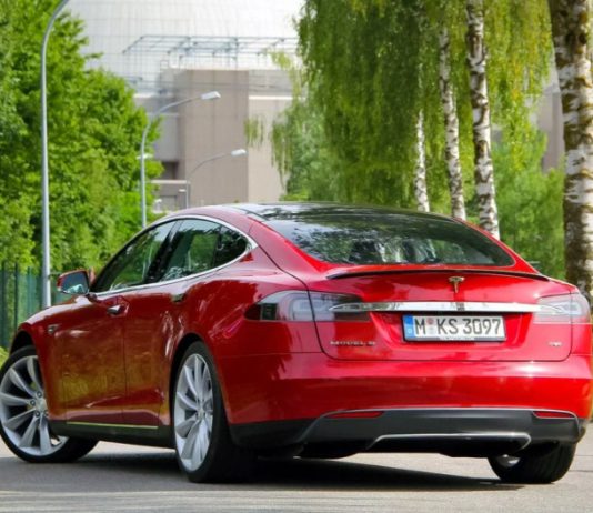 Німець проїхав на Tesla Model S 1,7 мільйона кілометрів, замінивши 12 моторів