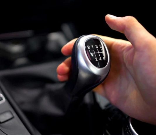 Три найдурніші помилки, які роблять водії на автомобілі з механічною коробкою перемикання передач