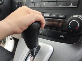 Стало відомо про головну помилку водіїв під час паркування машин з АКП