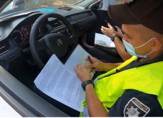 Водіям роз’яснили, чи водій повинен передавати права в руки поліцейському
