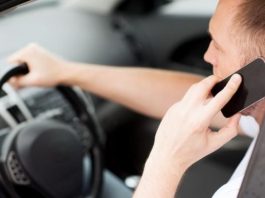 Використання телефону за кермом авто: водіям нагадали про штраф