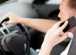 Використання телефону за кермом авто: водіям нагадали про штраф