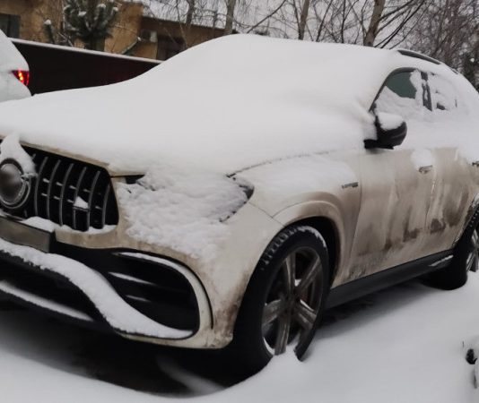Експерти розповіли, як правильно зчищати сніг із автомобіля, щоб не зіпсувати фарбу