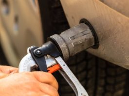 В Україні водіям продовжують продавати російське пальне: чому це відбувається