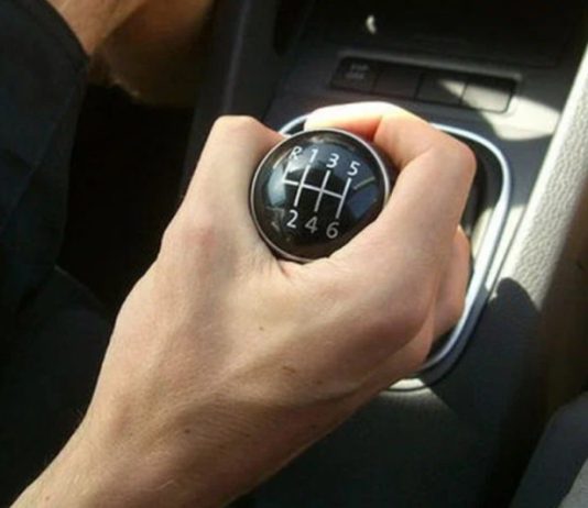 Названо 7 головних плюсів автомобілів з «механікою», про які багато водіїв не здогадуються