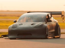 З Tesla Model 3 зробили трековий суперкар із кермом по центру