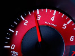 Експерти розповіли, чим небезпечна їзда на низьких обертах двигуна