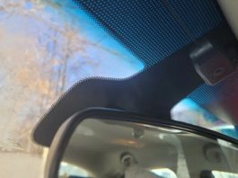 Навіщо потрібні маленькі чорні цятки на лобовому склі автомобіля