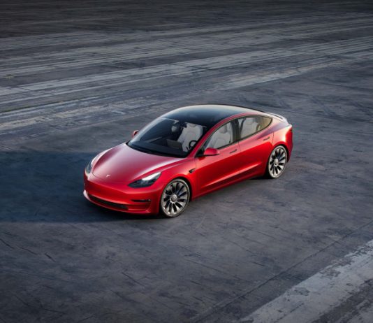 У Tesla Model 3 з’явилася версія із найбільшим запасом ходу, але вона доступна не всім