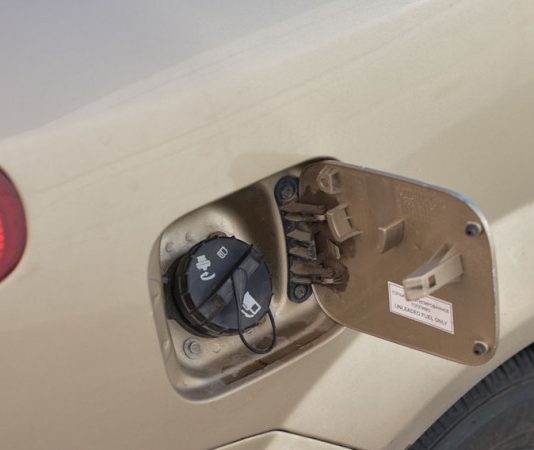 Експерт розвіяв міф про шкоду заправки до повного бака